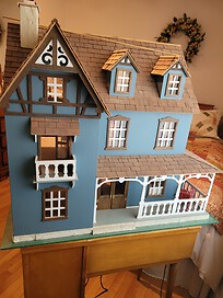 Front of the Franklin dollhouse. As I received it.